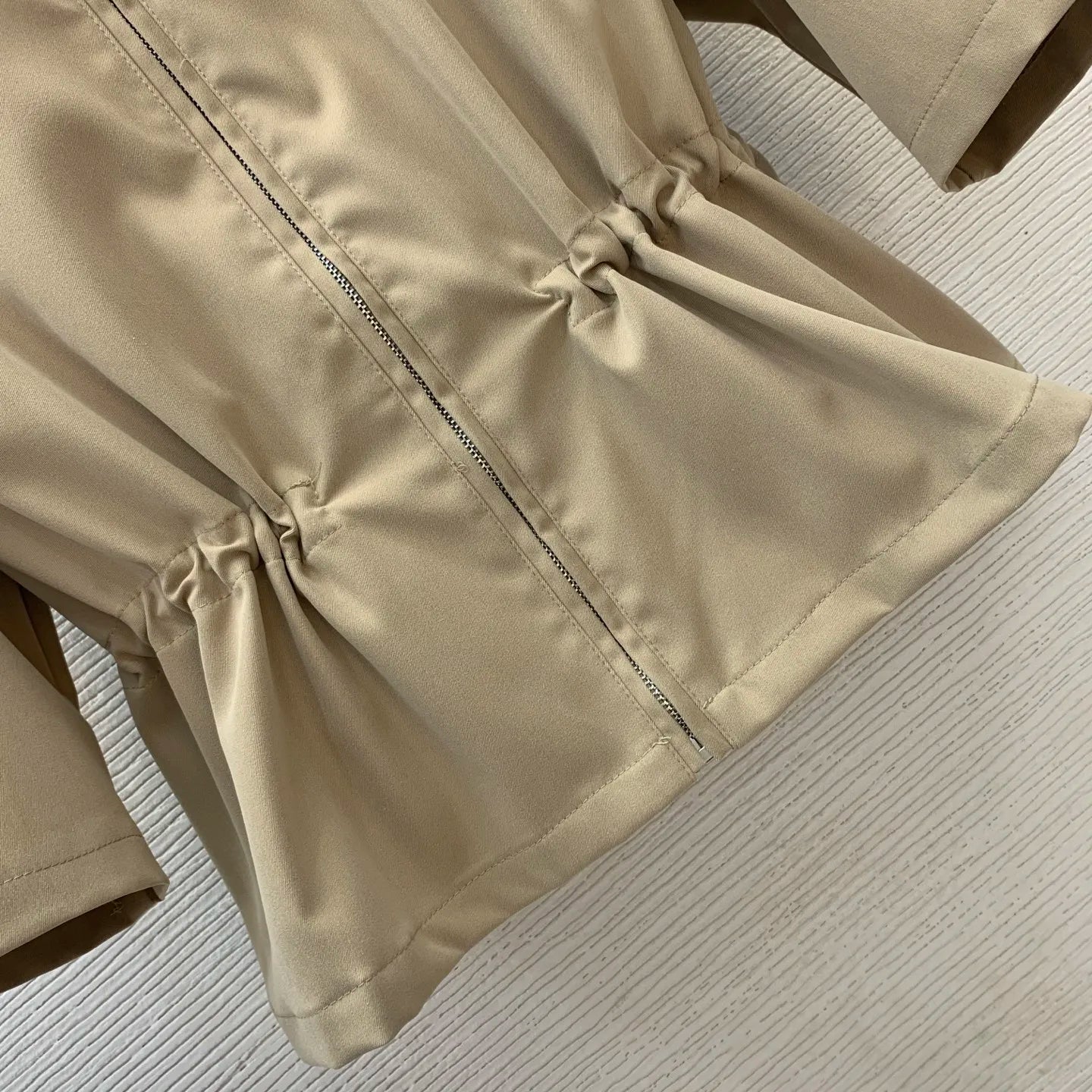 2025 new twill cotton trench coat with drawstring and waist cinching design, fashionable and stylish, mid sleeved lapel jacket